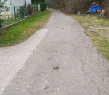 Oprava komunikace od hospody ke zvoničce-původní stav